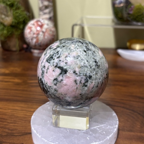 Peruvian Rhodonite sphere - Picture 3 of 6